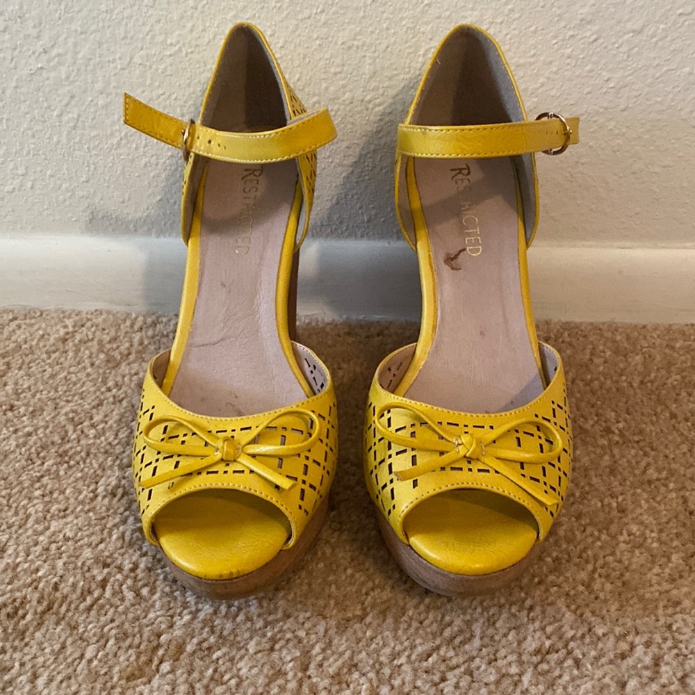 Yellow Restricted wedges, size 7.5